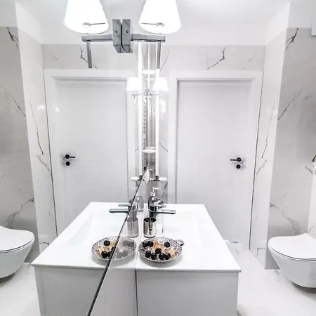 Marcelin Gold Wes Quality 포즈난