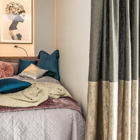 Marcelin Gold Wes Quality 포즈난